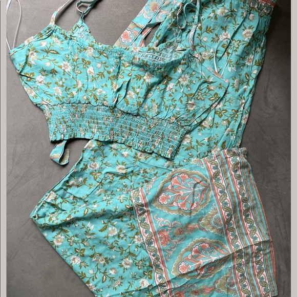 💕Sale💕 2-piece crop and pants - Picture 4 of 15